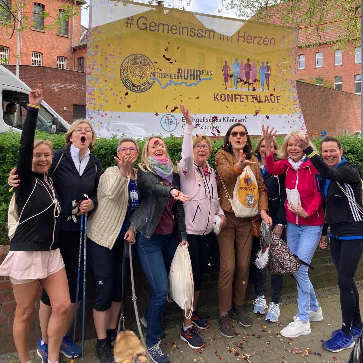 Bild Frauen werfen Konfetti.